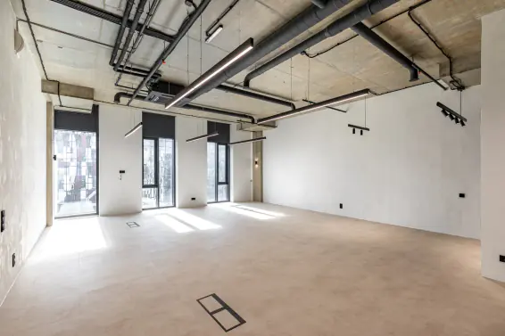 Панорамное остекление и подвесной линейный свет в офисе 208 м²