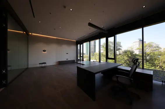 Кабинет с панорамным остеклением в офисе 230 м²