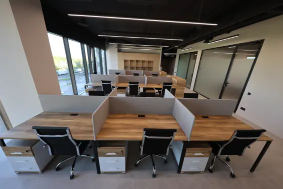 Бенч-система рабочих мест с акустическими экранами в open space