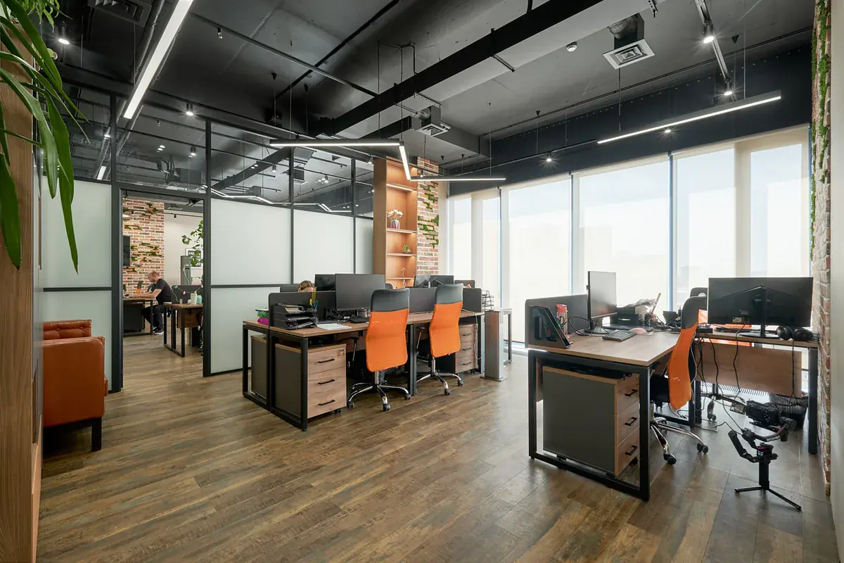 Ремонт офиса под ключ 160 м² — рабочие места open space у панорамных окон